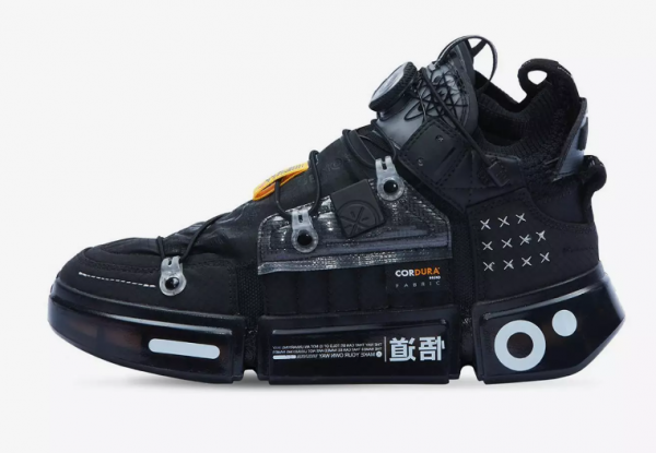 Sepatu sneakers dengan aksen transparan yang modern dan futuristik